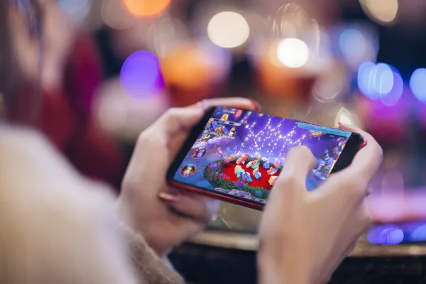 TAKSIM BET Uygulaması — Akıllı telefonunuzda kesintisiz oyun deneyiminin tadını çıkarın Genç bir kadının telefonuyla rahatladığı ve etrafında dinamik casino öğelerinin süzüldüğü sahne, TAKSIM BET uygulamasının sunduğu akıcı mobil deneyimi gösterir.