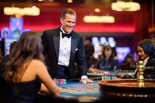 TAKSIM BET Casino Oyunları — Kesintisiz eğlencenin tadını çıkarın Dönen bir rulet çarkı etrafında düşen altın paraların yakın çekimi, TAKSIM BET’teki sürükleyici casino aksiyonunu temsil eder.