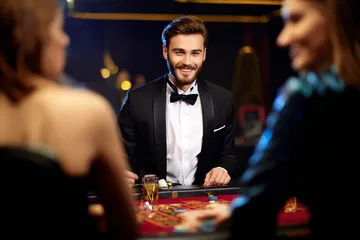 TAKSIM BET Canlı Oyunlar — Yüksek tempolu casino aksiyonuna katılın Parlayan bir rulet çarkı ve düşen fişler, TAKSIM BET’teki canlı ve anında kazanılan oyunları simgeler.